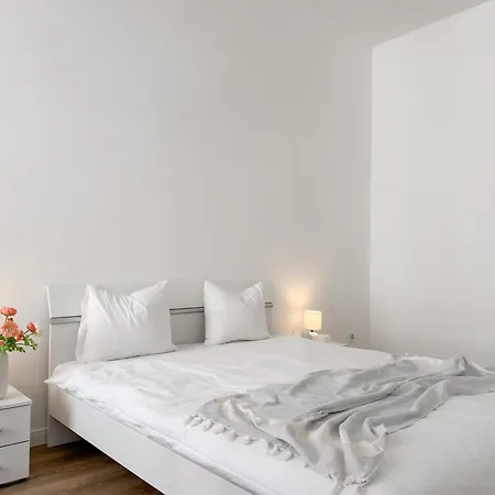 Real Living By Refa - New Town 411 * براغ