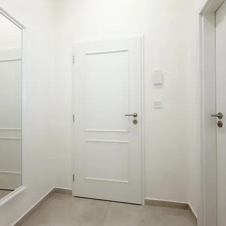 Real Living By Refa - New Town 411 * براغ